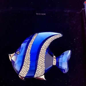 NEW SIGNED SWAROVSKI CRYSTAL ANGLE FISH BROOCH